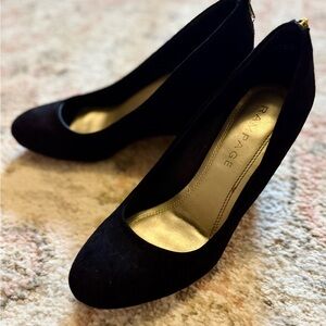 Classic Black Suede Wedge Heels – Rampage – Size 8 1/2 🖤